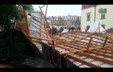 Wichura zerwała dach kamienicy przy Rynku w Tarnowie