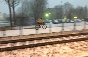 Kraków. W zimie po ulicach wciąż jeżdżą rowerzyści