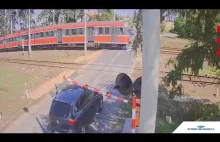 Kierowca ugrzązł pod rogatką- maszynista zatrzymuje pociąg i robi zdjęcie ;/
