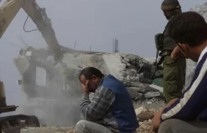 Izrael niszczy domy Palestyńczyków i domaga się zapłaty