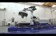 Nowy robot NASA do układania warstw włókien węglowych dla rakiety SLS