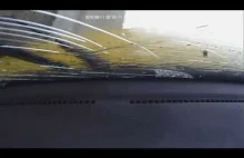 Utrata kontroli nad samochodem na prostej drodze w deszczowej aurze