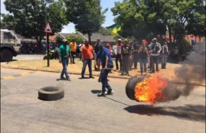 W RPA bojówkarze palą opony i krzyczą „Biali ludzie, musicie umrzeć”