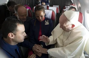 Papież Franciszek udzielił parze ślubu na pokładzie samolotu
