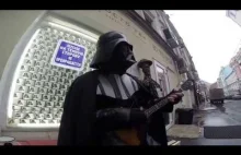 Darth Vader grający na bałałajce marsz imperialny w centrum Moskwy