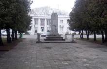 Mielec: sprzed budynku starostwa zniknął pomnik wdzięczności Armii Czerwonej