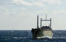 Straż Przybrzeżna holuje kolejny statek-widmo. 450 imigrantów płynie do Włoch