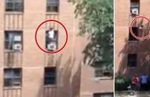 Mężczyzna ratuje dziewczynkę, która wypadła z okna na drugim piętrze