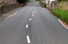 W Szkocji na jezdni maluje się nie linie proste a... zygzaki