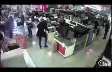 Kupujący w sklepie ugryzł iPhone'a, wywołując eksplozję.