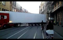 Holenderski kierowca tira wjeżdżający w ciasne przejście