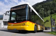 Szwajcarski autobus pocztowy na krętej alpejskiej dróżce