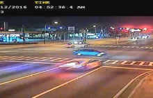 Policja na sygnale rozwala się na skrzyżowaniu przy prędkości 140 km/h