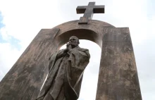Nie będzie demontażu pomnika św. Jana Pawła II. Pozostanie we Francji,...