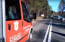 Jechał na jednym kole przez wieś. Kilka minut później uderzył w auto i zginął