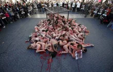 Naked activists protest fur use in Barcelona