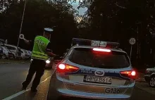 Kontrola trzeźwości. Policjant dmucha, wszyscy równi.