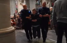 Odmawiali Różaniec w katolickiej katedrze. Zostali wyprowadzeni przez policję!