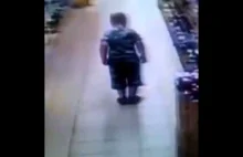 Dzieciak pozbywa się "balastu" w sklepie
