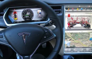Tesla zwiększa moc samochodów, żeby pomóc w ucieczce przed huraganem