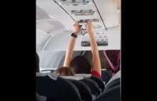 Pasażerka suszy gacie w samolocie