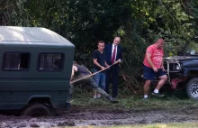 Samochód z Macierewiczem zakopał się w błocie. Ministra uratowali mieszkańcy