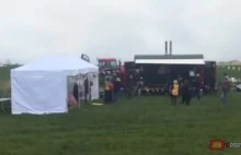 Rolnik spryskuje gównem protest greenpeace na jego polu