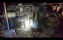 Próba podnoszenia wykolejonej lokomotywy na grząskim gruncie