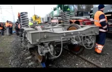 Załadunek lokomotywy (pudła i wózków) na naczepę po wykolejeniu w Słonicach