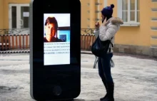 W Petersburgu usunęli gigantyczny pomnik iPhone'a.Bo "propagował homoseksualizm"