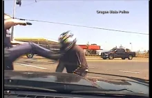 Policjant potrącił, a następnie skopał motocyklistę