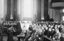 W 1935 r. Hitler wziął udział w uroczystościach żałobnych Józefa Piłsudskiego