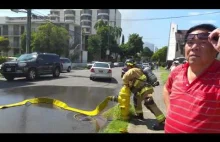 Strażak odkręca hydrant z wodą.