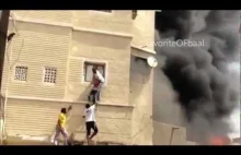 Mężczyzna ratuje dziecko z płonącego budynku