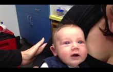 Reakcja dziecka na pierwszy usłyszany głos w życiu.
