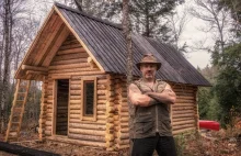 Przy pomocy prostych narzędzi, sam zbudował sobie dom w lesie