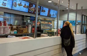 KFC w Solihull koło Birmingham, obsługuje klientów zza metalowego ogrodzenia