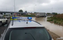 Trzy samochody utknęły na zalanym węźle S3 [film i zdjęcia] - -...