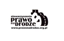 Policjanci namawiają się jak wrobić w wykroczenie niewinnego człowieka.