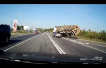 Wypadek ciężarówki z drewnem
