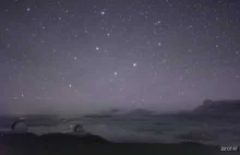 Timelapse nocnego nieba nad Mauna Kea