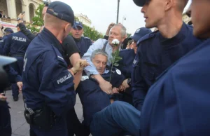 Władysław Frasyniuk odpowie za naruszenie nietykalności policjanta.