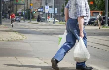 Sprzedawcy mówią krótko: zużywamy mniej foliówek niż wcześniej