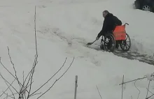 Niepełnosprawny sam musiał odśnieżyć chodnik