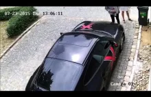 Pijany kozak w rajtuzach niszczy Porsche 911 Turbo by zaimponować dziewczynie.