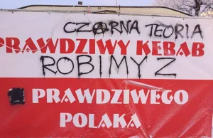 Zniszczyli baner „Polskiego Kebaba”. Właściciel twierdzi, że to akt rasizmu
