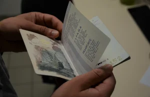 Afganka z przerobionym hiszpańskim paszportem na lotnisku Chopina
