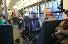Agresywna pasażerka wyzywała ludzi w tramwaju. "Do grobu k**** bucu"
