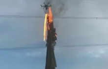 Dron z miotaczem ognia czyści linie wysokiego napięcia