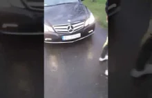 Przygłup z Mercedesa jeździ po chodniku.